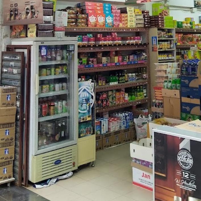 4_Seasons_Store_Interior